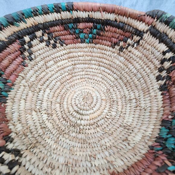 Beautiful Hand-Woven grass basket bowl approx. 6.5 X 10.5 inches - Picture 6 of 7